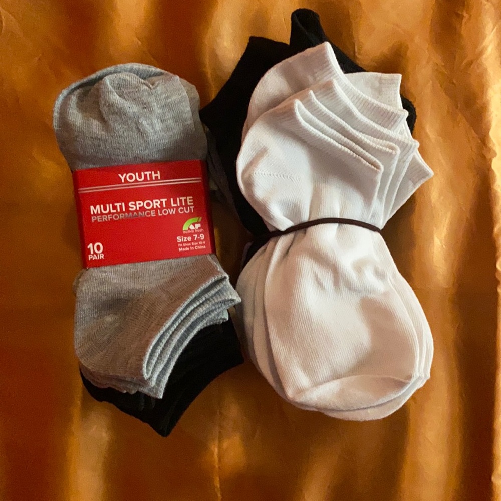 Socks - Youth: Total Pairs: 20 SZ: 7-9